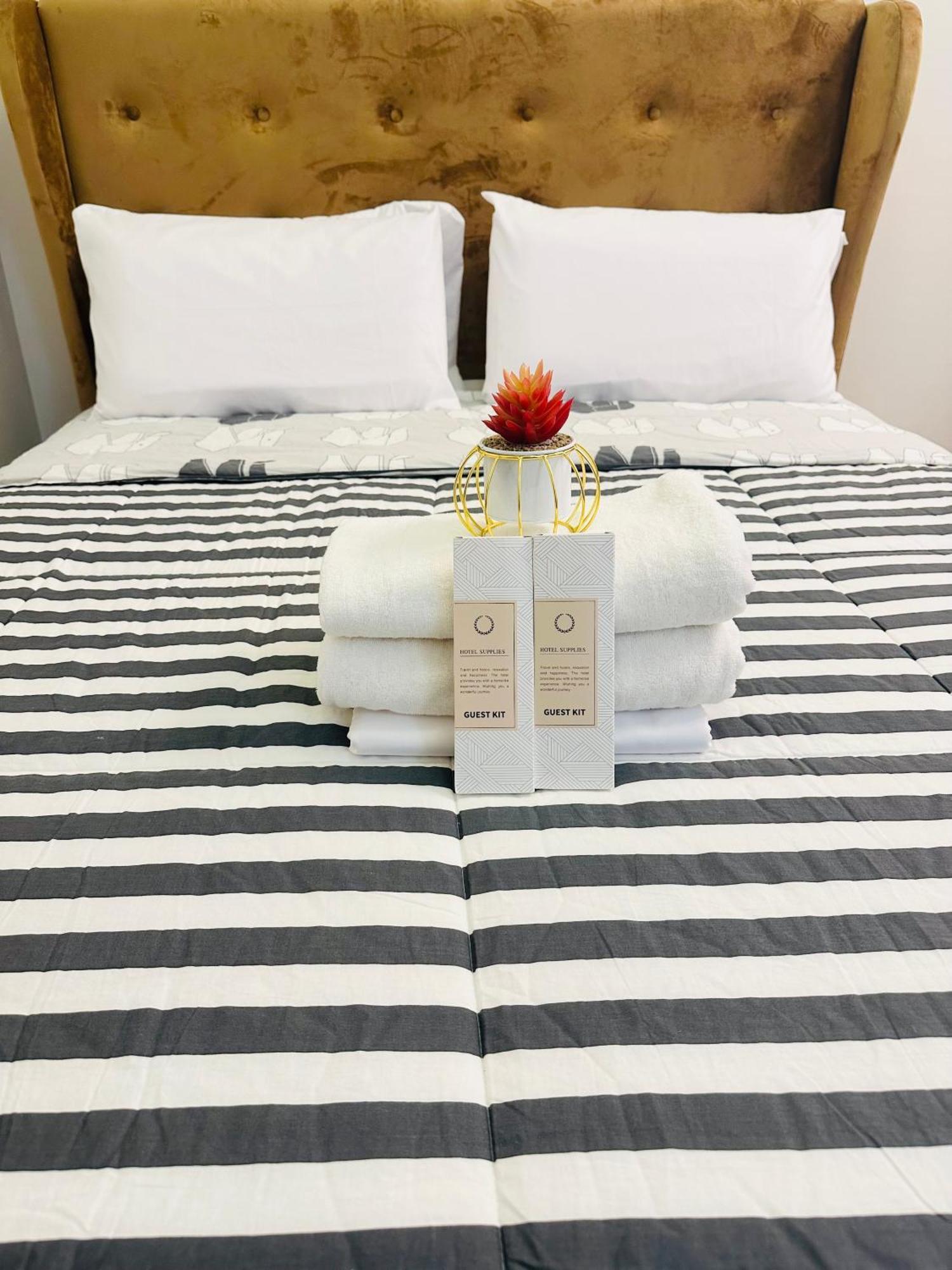 Starlight Suites Trece Martires Extérieur photo